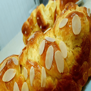 banh-mi-hoa-cuc-hanh-nhan-lat